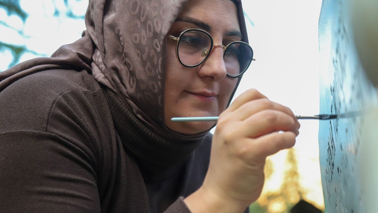Foto - Tek tek yenilemeye başladı! Mezarlıkta gördüğü manzara onu harekete geçirdi