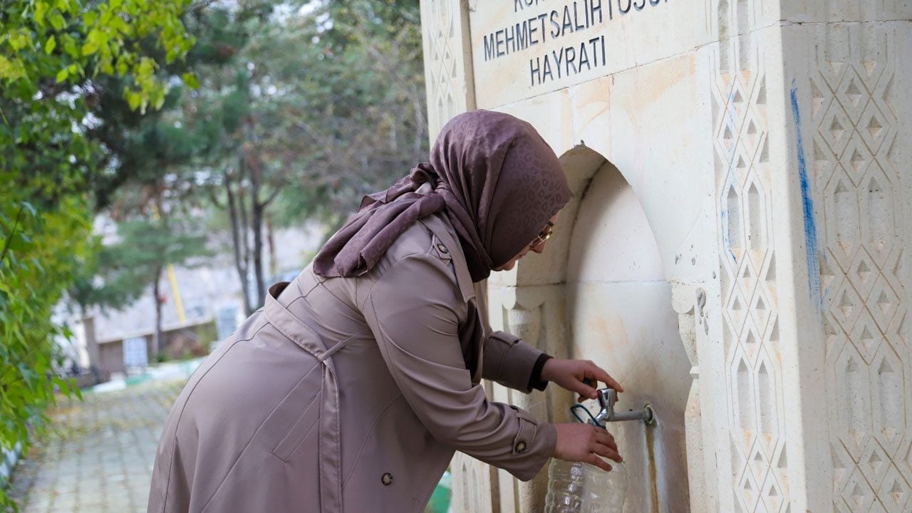 Foto - Tek tek yenilemeye başladı! Mezarlıkta gördüğü manzara onu harekete geçirdi