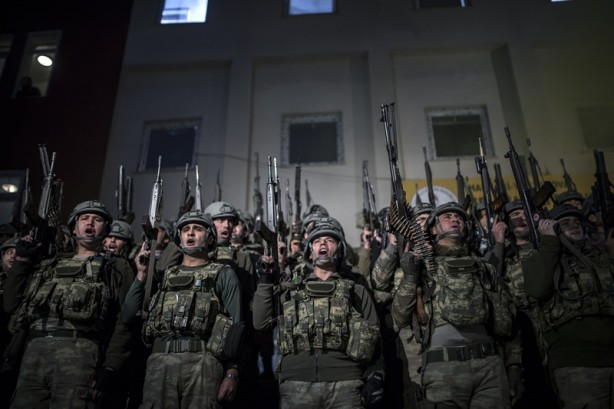 Foto - Tekbir, dua ve "komando andı" okuyarak Yüksekova'dan ayrılıyorlar