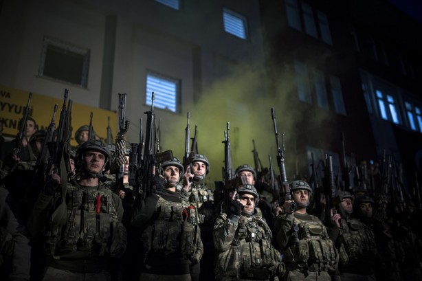 Foto - Tekbir, dua ve "komando andı" okuyarak Yüksekova'dan ayrılıyorlar