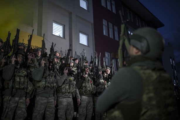 Foto - Tekbir, dua ve "komando andı" okuyarak Yüksekova'dan ayrılıyorlar