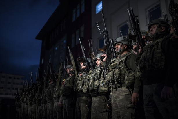 Foto - Tekbir, dua ve "komando andı" okuyarak Yüksekova'dan ayrılıyorlar