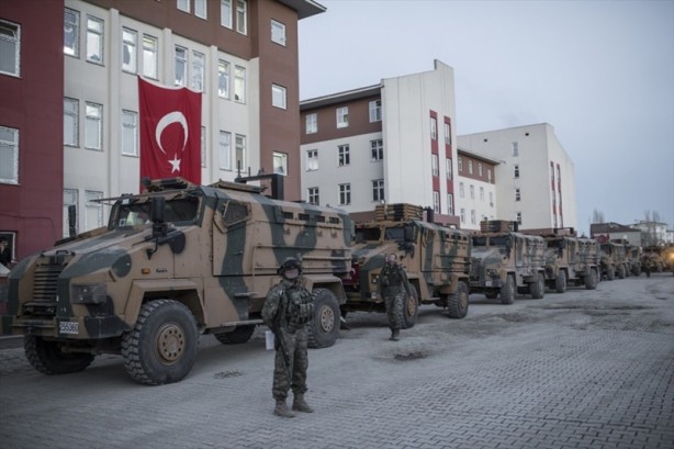 Foto - Tekbir, dua ve "komando andı" okuyarak Yüksekova'dan ayrılıyorlar