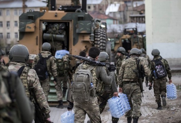 Foto - Tekbir, dua ve "komando andı" okuyarak Yüksekova'dan ayrılıyorlar