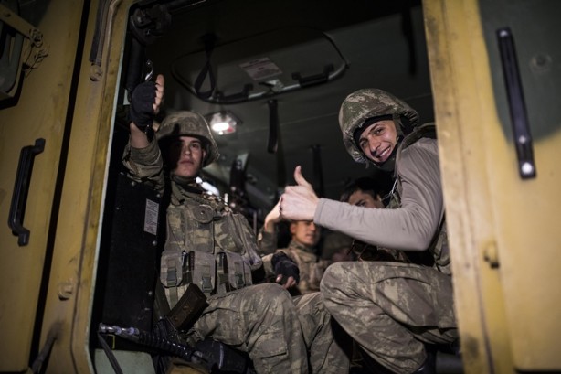 Foto - Tekbir, dua ve "komando andı" okuyarak Yüksekova'dan ayrılıyorlar