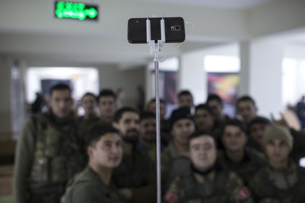 Foto - Tekbir, dua ve "komando andı" okuyarak Yüksekova'dan ayrılıyorlar