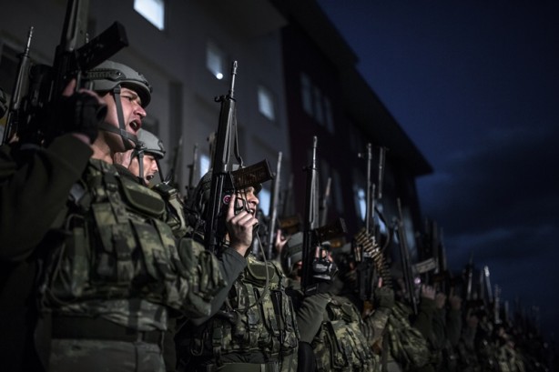 Foto - Tekbir, dua ve "komando andı" okuyarak Yüksekova'dan ayrılıyorlar