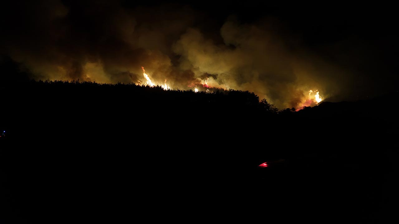Foto - Tekirdağ’da korkutan yangın! Alevler ormandan yerleşim alanına yaklaşıyor