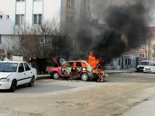 Tekirdağ'da park halindeki araç yandı