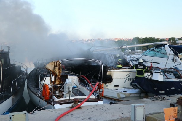Foto - Tekirdağ'da Yat Limanı'nda çıkan yangında bir tekne kullanılamaz hale geldi
