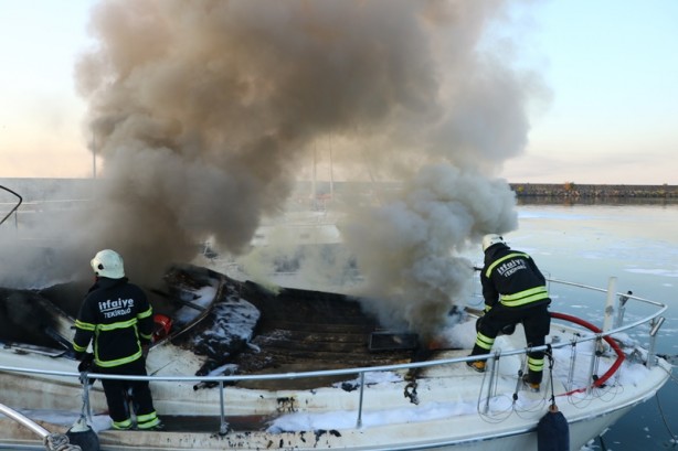Foto - Tekirdağ'da Yat Limanı'nda çıkan yangında bir tekne kullanılamaz hale geldi