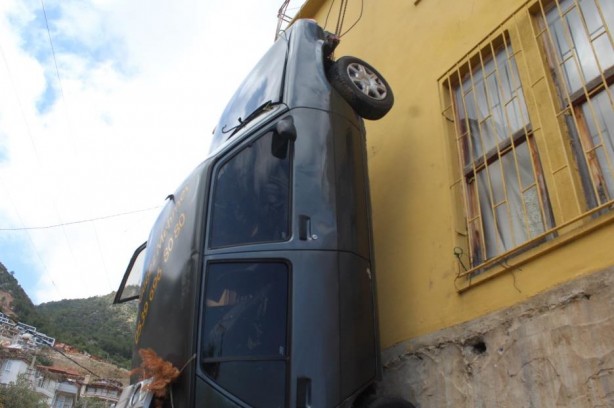 Foto - Teklif yağıyor! Nedenini duyunca şaşıracaksınız! Bu da duvara asılı cezalı otomobil