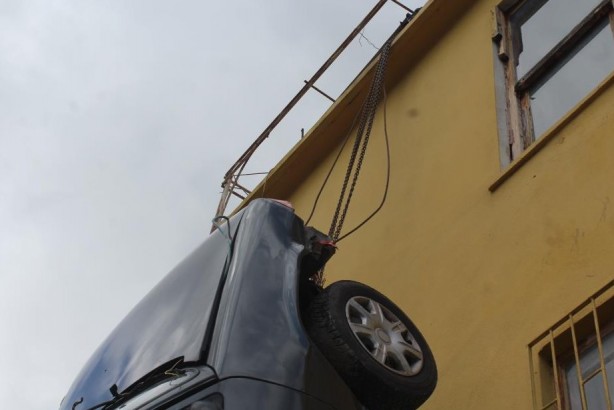 Foto - Teklif yağıyor! Nedenini duyunca şaşıracaksınız! Bu da duvara asılı cezalı otomobil