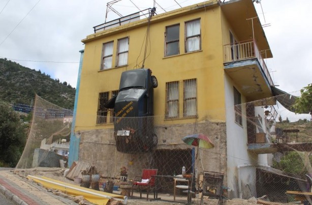 Teklif yağıyor! Nedenini duyunca şaşıracaksınız! Bu da duvara asılı cezalı otomobil