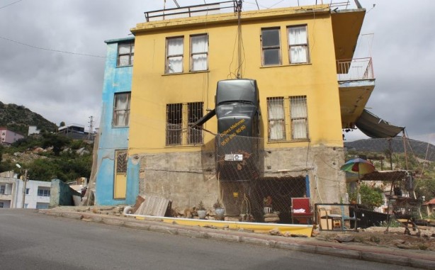 Foto - Teklif yağıyor! Nedenini duyunca şaşıracaksınız! Bu da duvara asılı cezalı otomobil