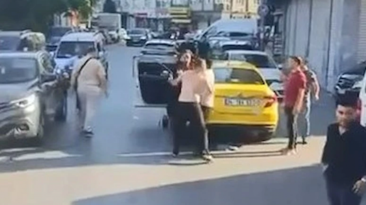İstanbul'da taksi terörü: Tekme tokat birbirlerine girdiler!