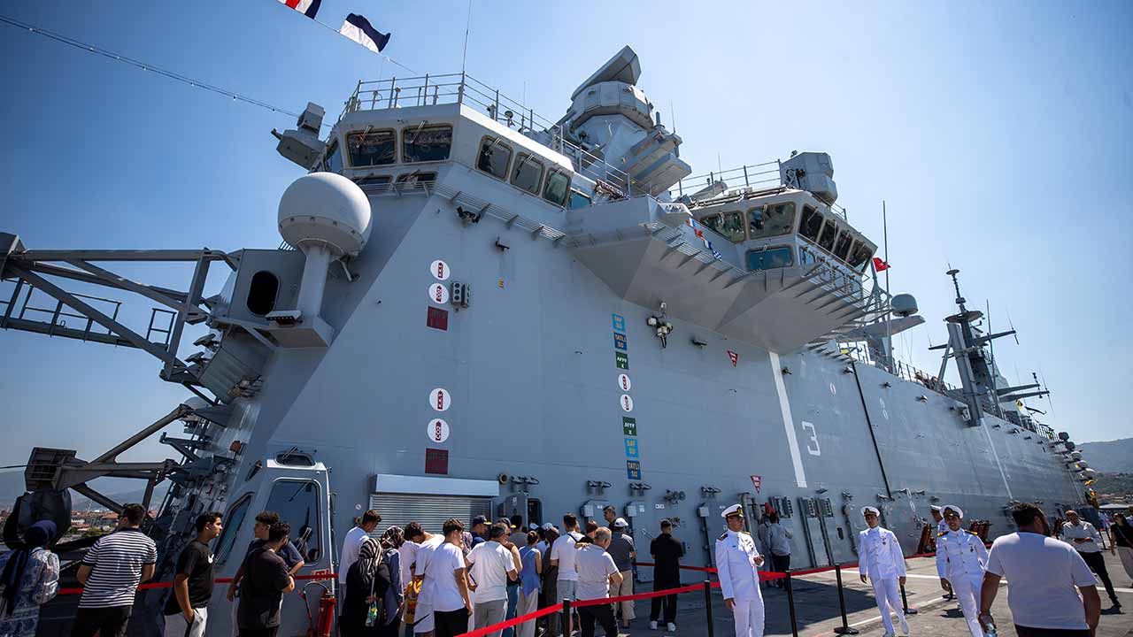 TEKNOFEST Mavi Vatan devam ediyor! TCG Anadolu'ya yoğun ilgi