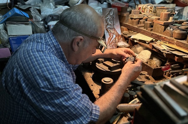 Teknolojiye direniyor! Bu mesleği yapanı bulmak çok zor