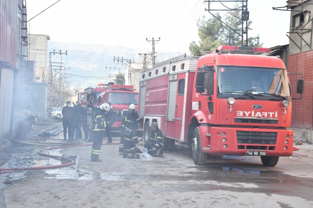 Foto - Tekstil fabrikasının deposunda yangın çıktı