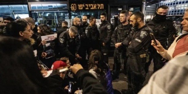 Foto - Tel Aviv sokakları karıştı! Netanyahu'ya büyük şok: Halk istifasını istiyor