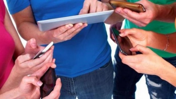 Foto - Telefon bağımlılarına özel trafik lambası üretildi