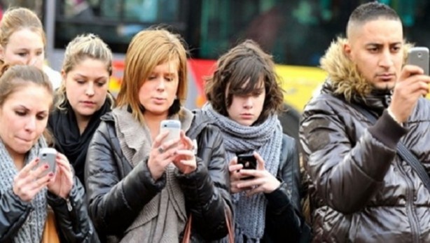 Foto - Telefon bağımlılarına özel trafik lambası üretildi