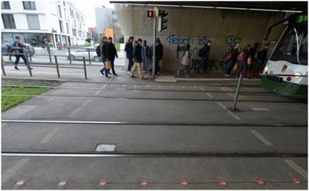 Telefon bağımlılarına özel trafik lambası üretildi