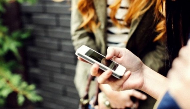 Foto - Telefon bağımlılarına özel trafik lambası üretildi