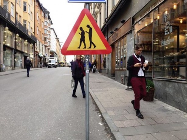 Foto - Telefon bağımlılarına özel trafik lambası üretildi