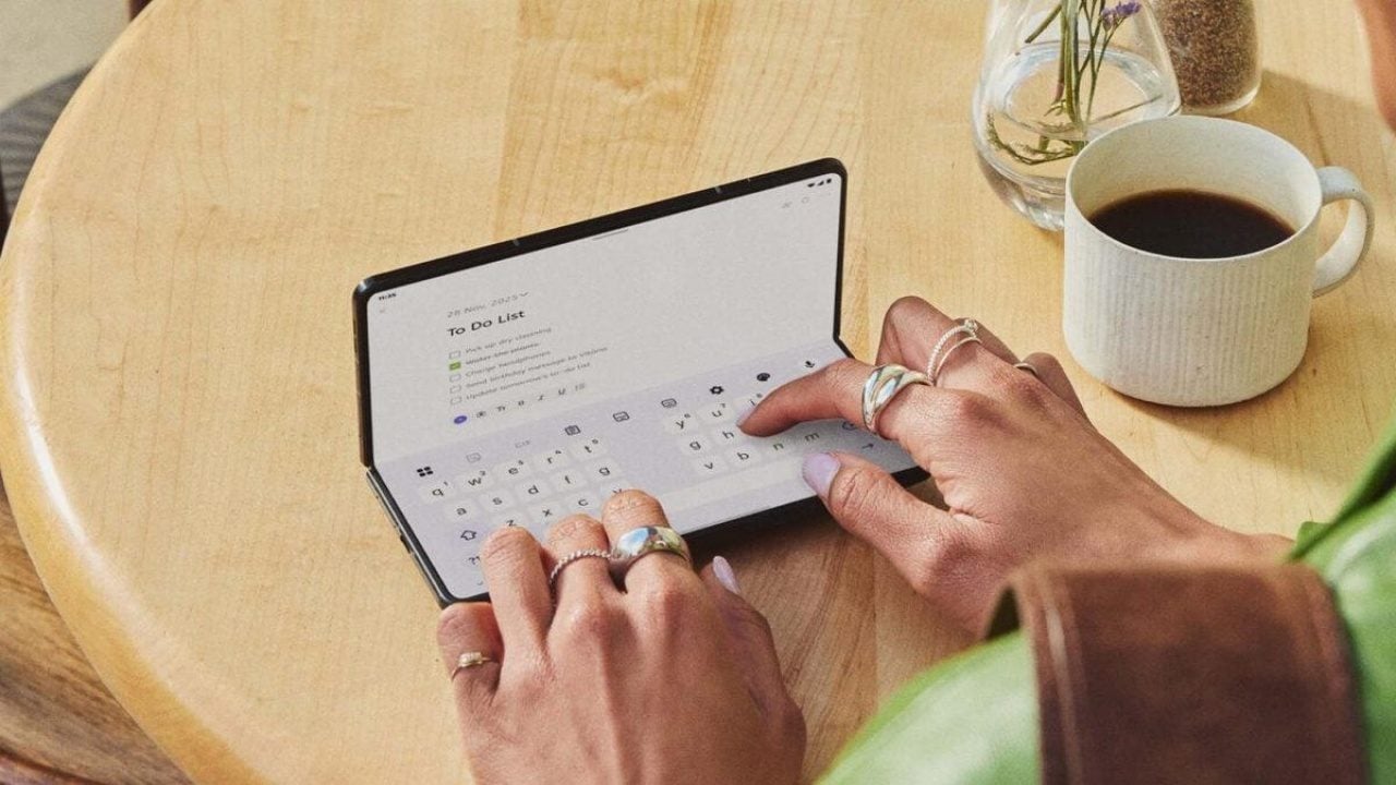 Foto - Telefon değil laptop sanki! Katlanabilir ekranlı yeni amiral gemisi Razr Fold satışa sunuldu!