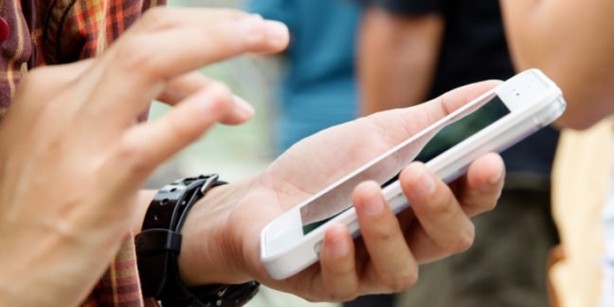 Foto - Telefon ekranınız körlüğe sebep olabilir!