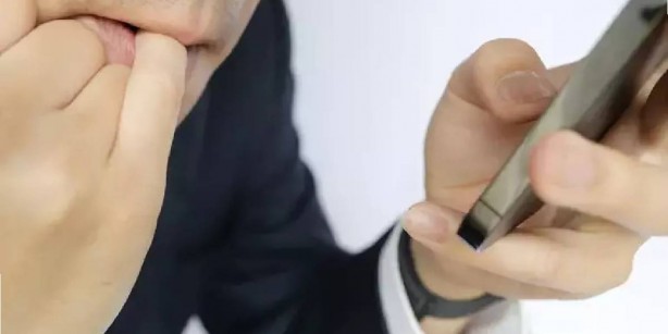 Foto - Telefon kullananlar hemen serçe parmağınızı kontrol edin! Birçok kişi farkında bile değil: Eğer böyleyse yandınız