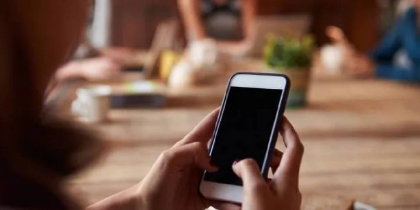 Foto - Telefon kullananlar hemen serçe parmağınızı kontrol edin! Birçok kişi farkında bile değil: Eğer böyleyse yandınız