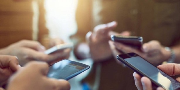 Foto - Telefon kullananlar hemen serçe parmağınızı kontrol edin! Birçok kişi farkında bile değil: Eğer böyleyse yandınız