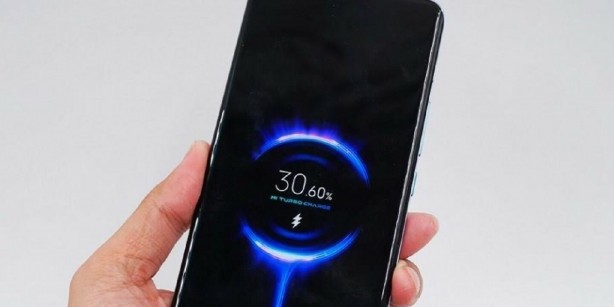 Foto - Telefonu şarj olurken kullanmak tehlikeli mi?