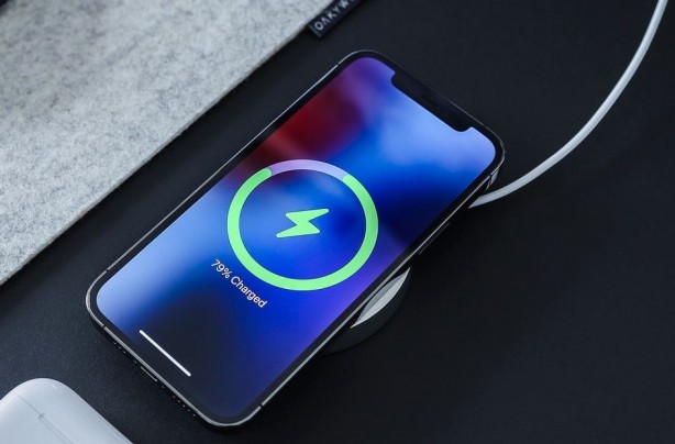 Foto - Telefonu şarj olurken kullanmak tehlikeli mi?