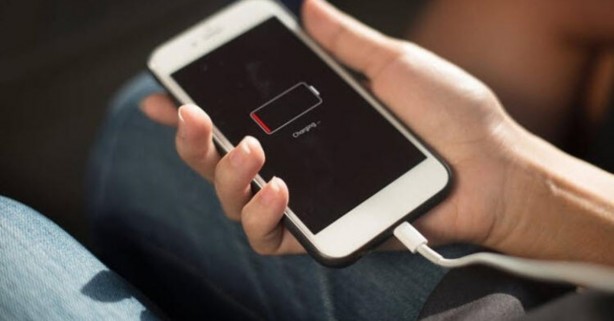 Foto - Telefonu şarj olurken kullanmak tehlikeli mi?