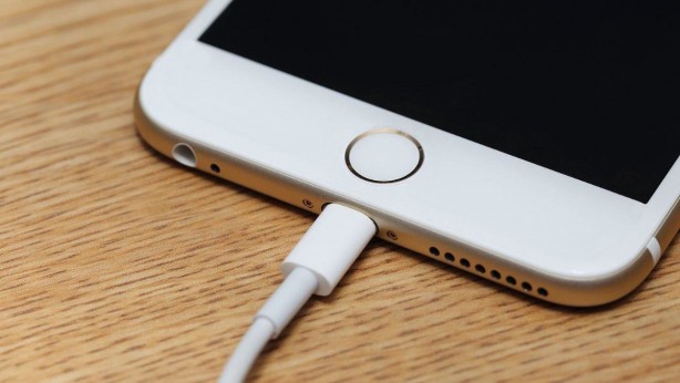 Foto - Telefonu şarj olurken kullanmak tehlikeli mi?