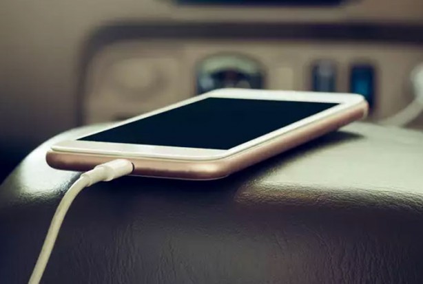 Foto - Telefonu şarj olurken kullanmak tehlikeli mi?