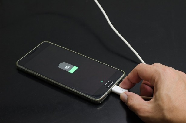 Foto - Telefonu şarj olurken kullanmak tehlikeli mi?