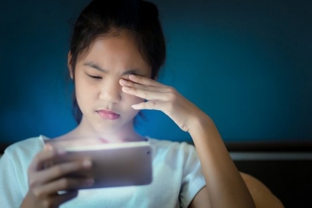 Telefon ve bilgisayar ekranlarından gelen mavi ışık sağlığı nasıl etkiliyor?