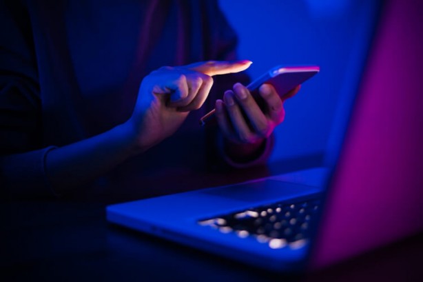 Foto - Telefon ve bilgisayar ekranlarından gelen mavi ışık sağlığı nasıl etkiliyor?