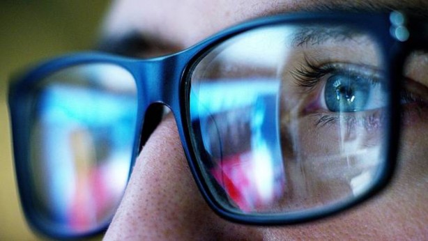 Foto - Telefon ve bilgisayar ekranlarından gelen mavi ışık sağlığı nasıl etkiliyor?