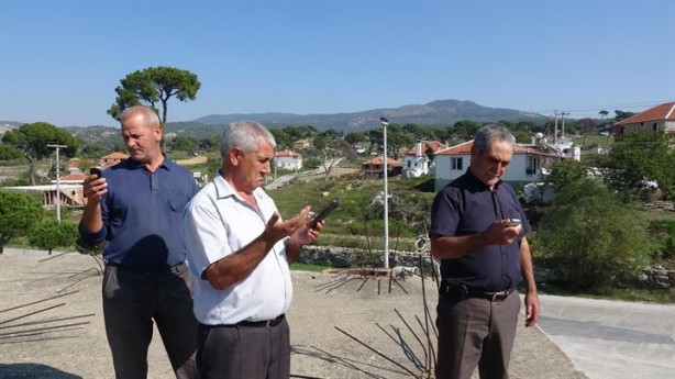 Foto - Telefonla konuşabilmek için çatı ve tepelere tırmanıyorlar!