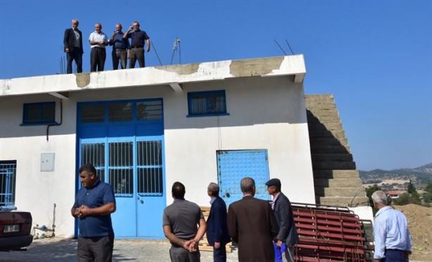 Foto - Telefonla konuşabilmek için çatı ve tepelere tırmanıyorlar!