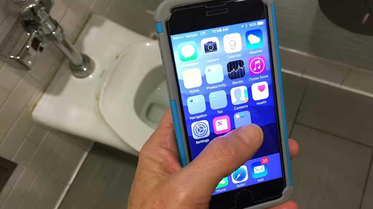Telefonla tuvalete girenler hapı yuttu! Şoke eden çalışma: Risk, yüzde 50 artıyor