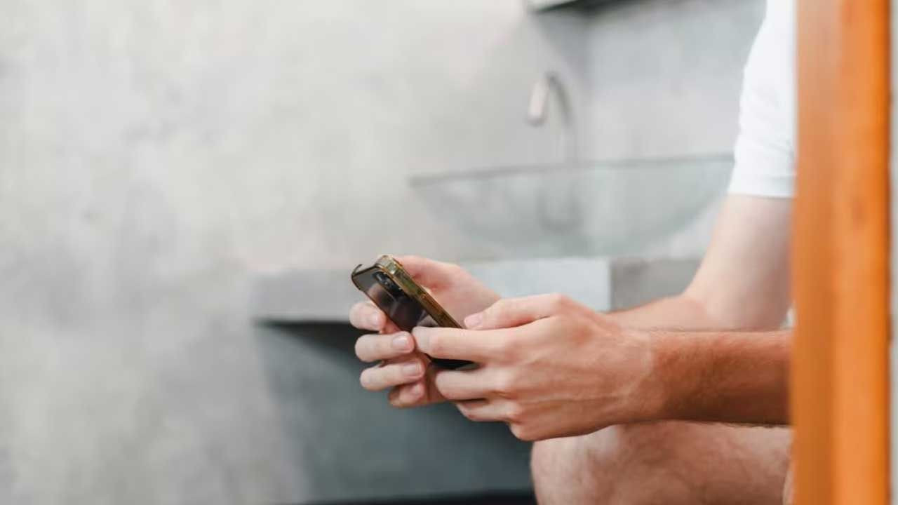 Foto - Telefonla tuvalete girenler hapı yuttu! Şoke eden çalışma: Risk, yüzde 50 artıyor