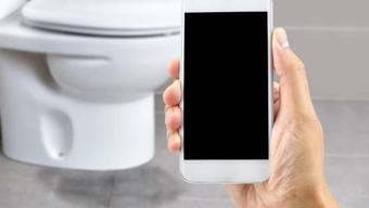 Foto - Telefonla tuvalette vakit geçirenler, bu hastalığa yakalanmış olabilirsiniz