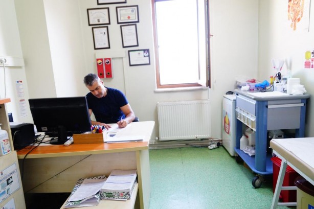 Foto - Telefonla tuvalette vakit geçirenlere kötü haber! Bu hastalığa yakalanmış olabilirsiniz