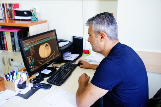 Foto - Telefonla tuvalette vakit geçirenlere kötü haber! Bu hastalığa yakalanmış olabilirsiniz